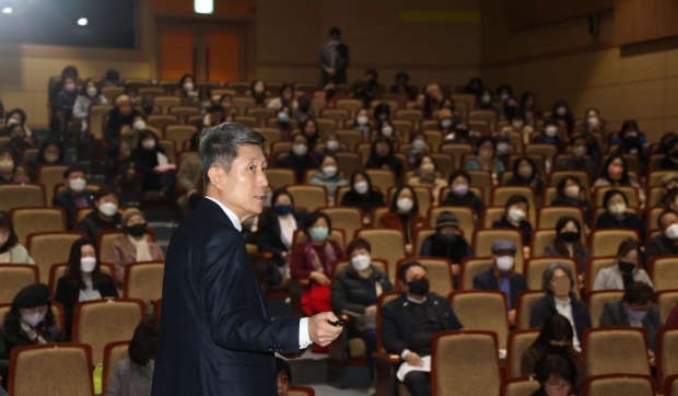 이강덕 포항시장이 22일 덕업관에서 열린 ‘2023 상반기 평생학습 강사 워크숍’에 참석해 ‘지속가능한 미래, 새로운 포항의 길’을 주제로 특강을 진행하고 있다