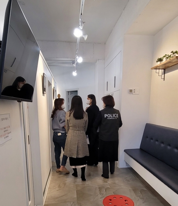 포항시가 지역 내 룸카페 등 청소년 신·변종 유해업소에 대한 단속을 실시했다
