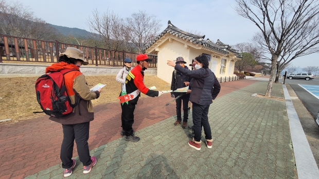 산불예방 진화대원들이 남산안내소 앞에서 등산객을 대상으로 산불조심 주의 안내문을 배부하고 있다