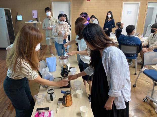 지난해 청년센터에서 바라스타 자격증 실습이 진행되고 있다.