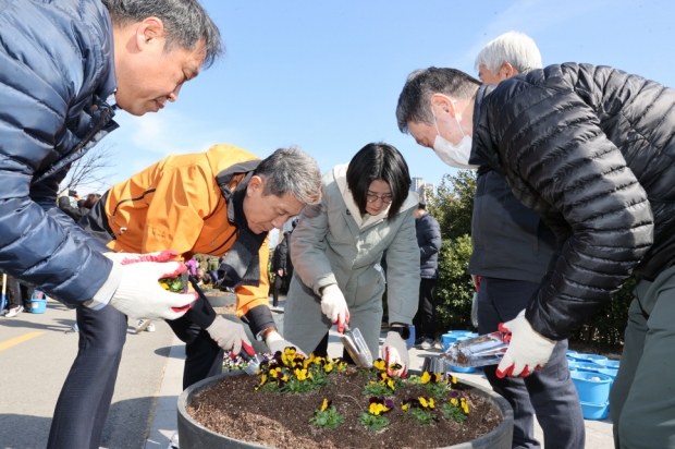 지난달 22일 이강덕 포항시장(왼쪽 두번째)이 철길숲 산책로에서 봄꽃을 원형 화분에 식재하고 있다