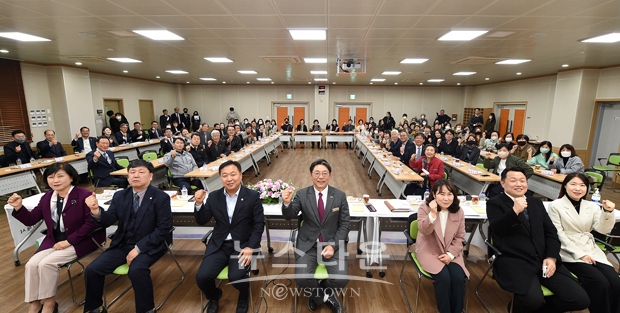 홍태용 김해시장이 지난 3월 13일 장유3동 주민과의 대화를 시작으로 5월까지 19개 읍면동을 순차적으로 방문해 시민과 소통한다. 홍 시장은 주민과의 대화를 주재하면서 주민 건의와 애로를 들은 뒤 즉답하는 방식으로 진행한다.