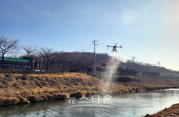 무인항공기 통한 철새도래지 및 양계장 인근 하천 소류지 등 방역 활동(드론소독)