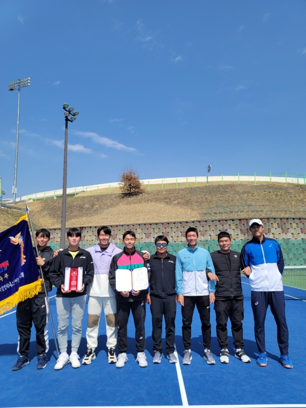 사진 왼쪽부터, 현준하ㆍ박도건ㆍ신산희ㆍ이덕희 선수, 오재민 코치, 홍성찬 선수, 은남원 트레이너, 남지성 선수