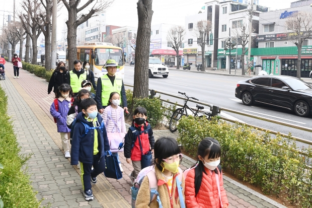 조용익 부천시장이 22일 오전 8시 심곡동 심곡초등학교에서 일일 워킹스쿨 안전지도사로 나섰다..