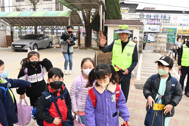 워킹스쿨버스 일일체험 후 아이들과 인사하는 조용익 부천시장.