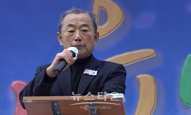 '2023 자유문화제 전국투어' 중 제주교육청 앞에서 연설하고 있는 '문대탄 우리공화당 상임고문'/자유미래TV 캡처