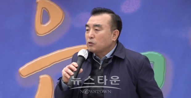 '2023 자유문화제 전국투어' 탐라문화광장에서 연설하고 있는 김동일 자유논객연합 회장/자유미래TV캡처