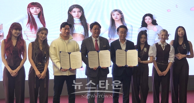 김해시와 김해의생명산업진흥원이 3월 27일 서울 소재 올라트 엔터테인먼트와 지역 문화예술 진흥 및 신규 엔터테인먼트 산업 육성을 위한 3자간 이전업무협약을 체결했다. 이날 지역 청년동아리, 김해청년정책협의체, 청년다옴 및 청년정책공장 소속 30여명의 청년이 참석해 우리 지역을 기반으로 한 엔터테인먼트 산업의 첫걸음을 축하했다