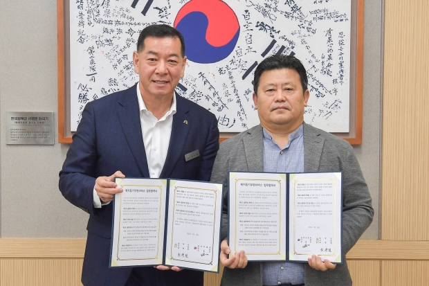 사진 왼쪽부터 최원철 시장, 오달규 우체국장