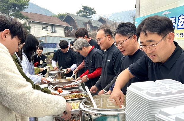 순천향대학교 회계학과에서 MT를 준비하는 과정이 졸업한 선배들에게 알려지면서 식사라도 후원하겠다는 선배들의 정성이 모여 ‘사랑의 밥차’가 마련됐다.