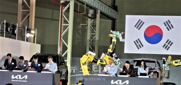 ‘미래차(PBV) 공장 기공식’에는 윤석열 대통령(오른쪽)과 정명근 시장을 비롯하여 정의선 현대자동차그룹 회장, 이창양 산업통상자원부 장관, 송호성 기아 사장 등이 참석한 가운데 PBV 전략 발표, 기공 퍼포먼스, 기념촬영 등의 순서로 진행됐다. /화성시<br>