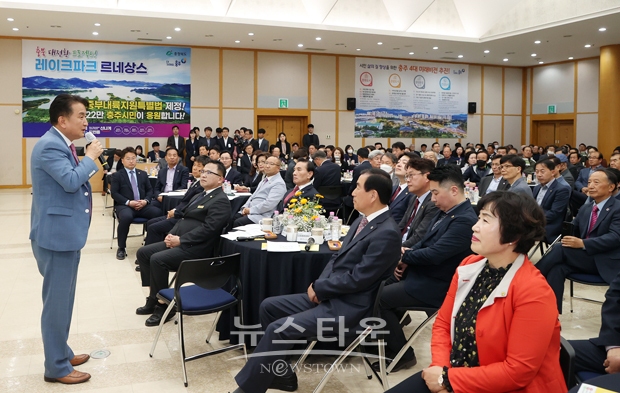 김영환 지사는 “충북이 대한민국의 중심에 서기 위해 도정의 모든 역량을 집중하고 있다”며 “오늘 충주시민들이 건의해 주신 다양한 사업들을 적극 검토해 지원할 수 있도록 최선의 노력을 다하겠다”고 전했다.