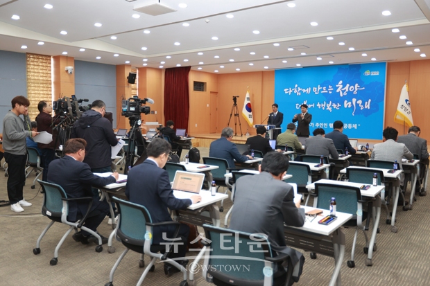 김돈곤 청양군수는 “우리 군은 이전 규모를 어떻게 할지, 장소는 어디가 좋을지, 기존 시설은 어떻게 활용할지, 충분히 납득할만한 방안을 찾기 위해 전담팀을 구성하는 등 최선을 다하고 있다”며 “상반기 1차 토론회와 여론조사 결과를 중심으로 더 세부적인 사항을 논의하기 위해 하반기에 2차 토론회를 개최할 예정”이라고 말했다.
