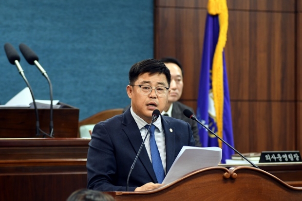 인천 미추홀구의회 이선용 의원이 5분 발언을 하고 있다.