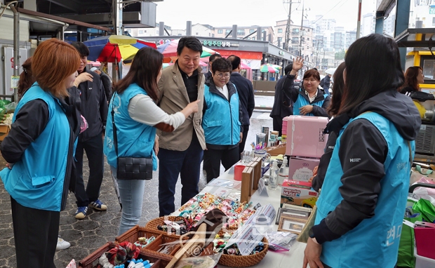 당진시가 코로나19 팬더믹 이후 전통시장의 활력을 되찾고 지역 경기를 살리고자 당진전통시장에서 매주 토요장터를 운영한다. 토요장터를 찾은 오성환 시장은 “그동안 오일장과 함께 많은 시민들의 사랑을 받아온 당진전통시장이 앞으로도 명품 시장으로 거듭날 수 있도록 적극 지원하겠다”고 밝혔다.
