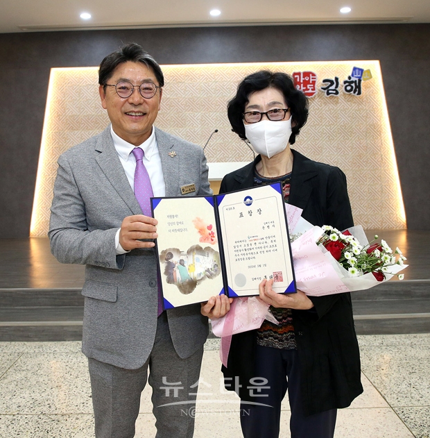 김해시가 5월 1일 정례조회에서 이달의 우수 자원봉사왕에 선정된 윤행자(81)씨에 대한 시상식을 개최했다. 사진) 좌측부터 홍태용 김해시장, 윤행자씨