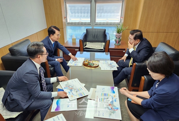 박동식 사천시장이 5월 9일 국가균형발전위원회를 방문해 우동기 위원장에게 올해 연말로 예정된 제2차 수도권 공공기관들의 사천 이전에 대한 타당성과 필요성을 설명했다.