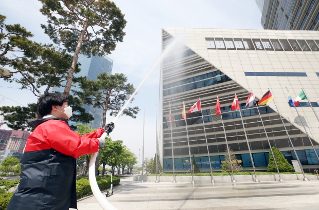 소화전을 이용해 화재 발생 지점에 소방수를 뿌리고 있다.