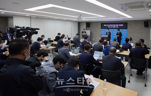 박경귀 시장이 5월 12일 아산시청 브리핑실에서 기자회견을 열고 아산시가 제242회 아산시의회 임시회에 제출한 2023년도 제1회 추경예산(안) 심의가 거부된 사안에 대해 “심히 유감”이라고 밝혔다. 박 시장은 “불과 10억 원의 교육경비 감액 편성을 이유로 3738억 원 전체 추경예산 심의를 거부하는 것은 무책임하다”고 지적했다.