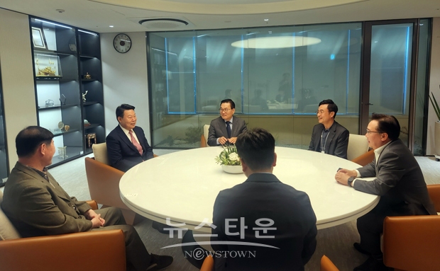 오성환 당진시장이 ‘발로 뛰는 행정’이라는 신념을 바탕으로 지난 5월 15일 SK 에코플랜트 본사에서 박경일 대표를 만나 설득 끝에 가칭 ‘합덕순성 그린 콤플렉스’ 산업단지 사업시행자를 SK에코플랜트로 선정하는 쾌거를 이뤘다.