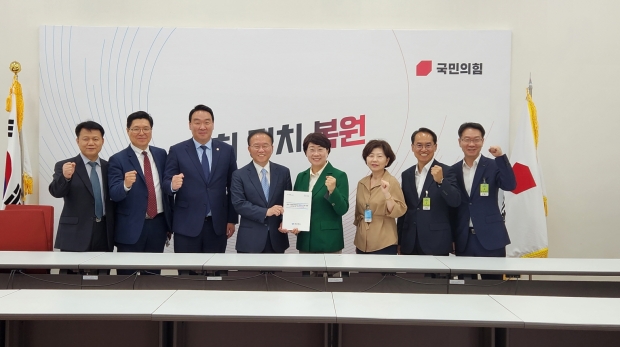 좌측에서 세 번째부터 정희용 국민의힘 의원, 윤재옥 국민의힘 원내대표, 이달희 경북도 경제부지사, 좌측에서 여덟 번째 권혁원 포항시 일자리경제국장