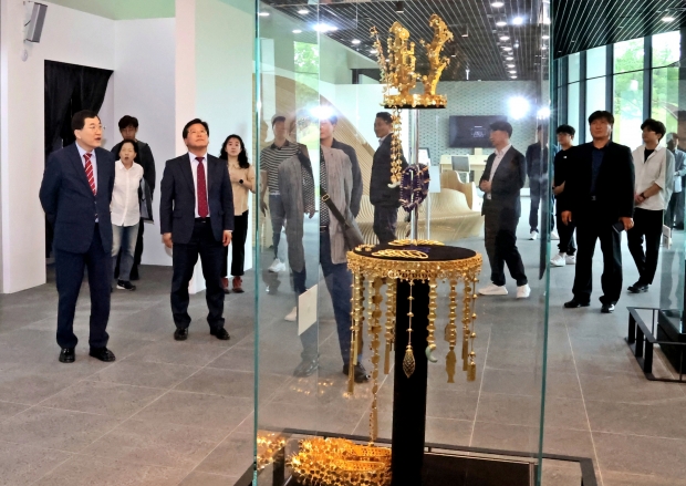 주낙영 경주시장이 관계 공무원들과 함께 23일 개관 준비가 한창인 고분정보센터를 찾아 내·외부 시설을 점검하고 있다.