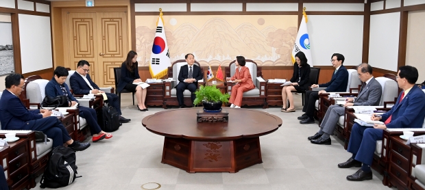 이행숙 문화복지정무부시장이 24일 시청 접견실에서 중국 윈난성 장즈리(张治礼) 부성장과 인천-윈난성 우호교류 협력 강화방안을 논의하고 있다.