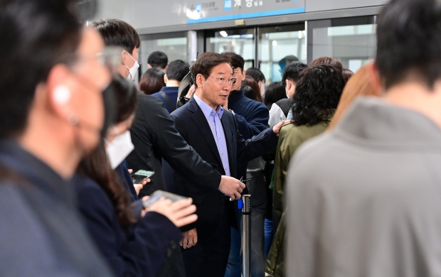 4월 20일 당하동에서 계양역까지의 시내버스와 공항철도 민원 불편사항을 직접 체험하기 위해 출근길 현장을 방문한 유정복 인천시장 / 유정복 페이스북