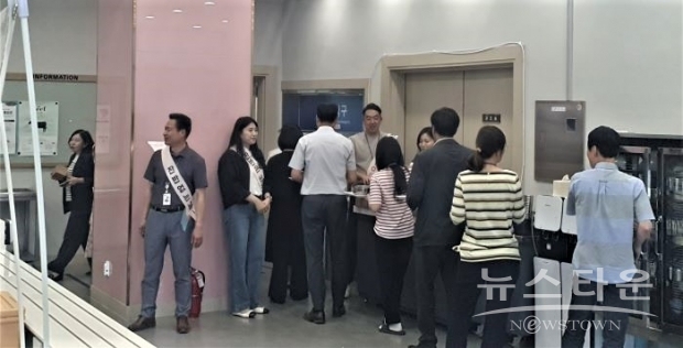 자원순환과는 ‘잔반 없는 날’ 관련 배너 설치 및 어깨띠를 착용하고 직원 등을 대상으로 구내식당 음식물류 폐기물 감량을 적극 홍보하고 있다. /이천시<br>