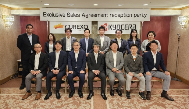 큐렉소 이재준 대표이사(앞줄 왼쪽 세번째)와 교세라그룹 메디컬사업본부 ‘히데후미 타케모토 (Hidefumi Takemoto) 본부장(앞줄 왼쪽 네번째)을 비롯한 양사 임직원들이 기념 촬영을 하고 있다.