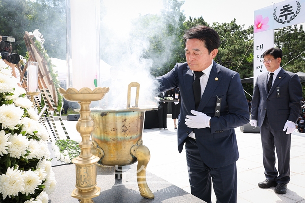 제68회 현충일 충혼탑 참배(류명열 김해시의회 의장)
