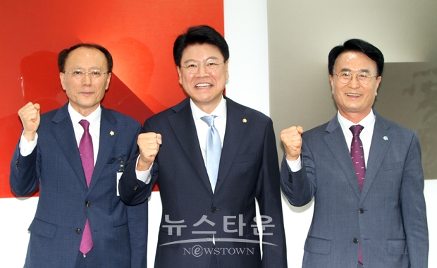 박동식 사천시장이 6월 12일 국회를 방문해 장제원 과학기술정보방송통신위원장과 윤재옥 국민의힘 원내대표 등을 면담하고 우주항공청 특별법의 조기 제정을 건의했다. 사진) 좌측부터 윤형근 사천시의회 의장, 장제원 과학기술정보방송통신위원장, 박동식 사천시장