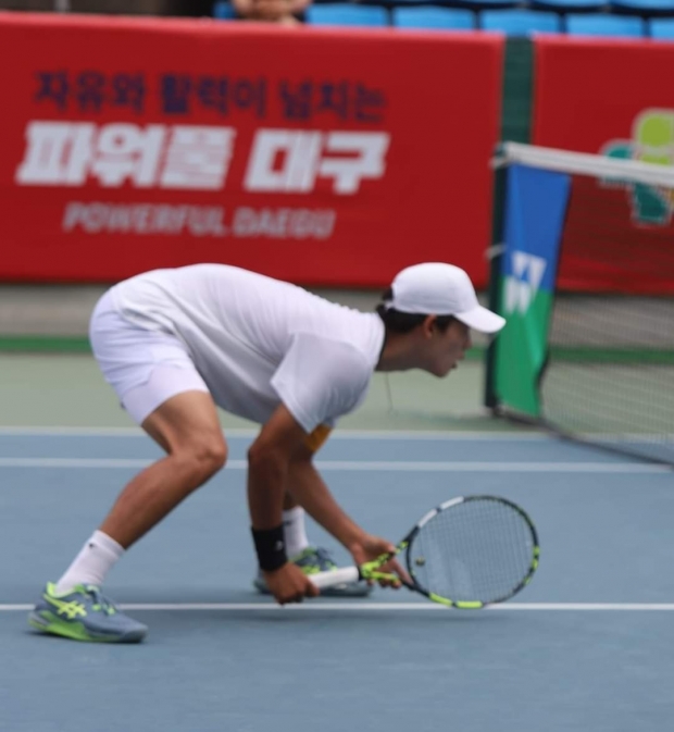 진지한 모습의 김동주 선수 경기 모습