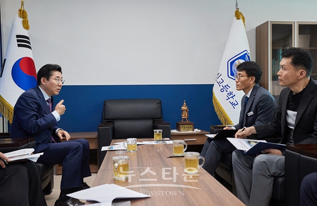 박경귀 아산시장(사진/좌측)이 지난 6월 14일 올해 개교한 이순신고등학교를 방문해 학교 측과 신설 학교를 위한 인프라 구축 등 각종 현안 사업에 대해 논의했다.