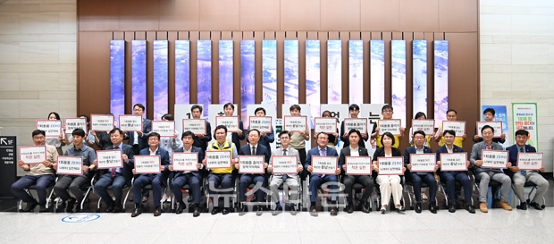 충청남도가 6월 16일 도청 지하 1층 로비에서 ‘1회용품 없는 깨끗한 청사 만들기’ 캠페인을 열고 ‘공공기관 탈 플라스틱 전환 및 범도민 확산 계획’ 본격 추진을 안팎에 알렸다.