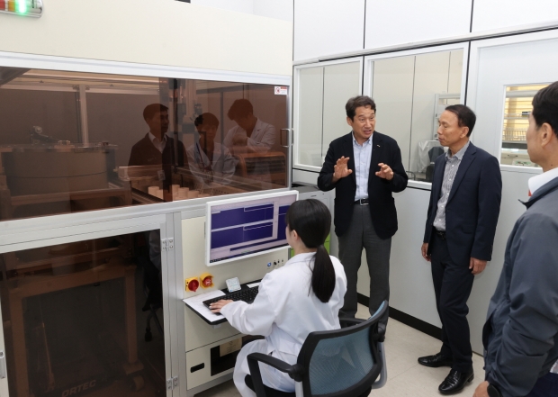김남일 포항시 부시장이 15일 포항시 수산물품질관리센터를 방문해 방사능 검사 장비로 방사능을 측정하는 모습을 지켜보며 시민 불안을 해소하기 위해 투명하고 신뢰성 있는 검사를 당부하고 있다.