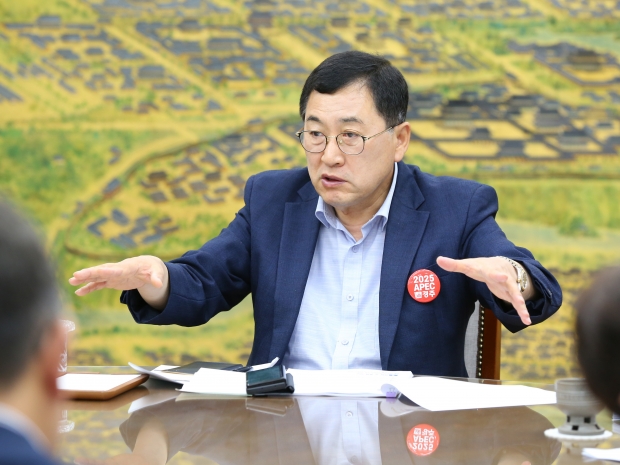 주낙영 경주시장이 19일 오전 시청 대외협력실에서 국·소·본부장회의를 주재하고 SMR국가산단 조성 사업을 점검하고 있다