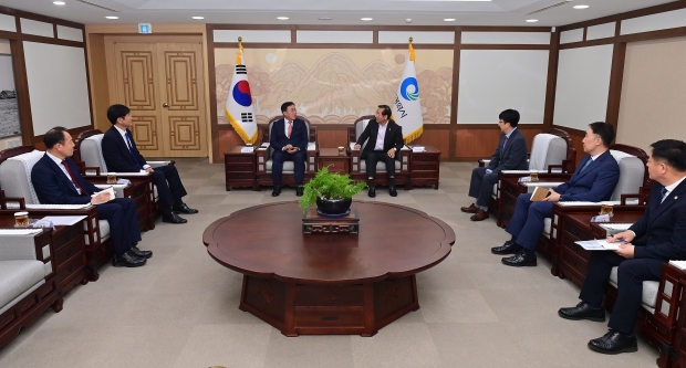 유정복 인천광역시장이 20일 시청 대접견실에서 열린 '국제PCB 및 반도체패키지산업전 업무협약식'에서 정철동 한국PCB반도체패키징산업협회장과 환담을 하고 있다.
