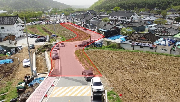 왕복 2차선 도로로 확장공사가 예정된 경주시 북군동 마을진입로 150m 구간 모습.