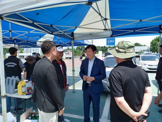 조용익 부천시장(가운데)과 자동차 무상 안전점검에 참여한 정비업대표자들이 기념촬영을 하고 있다