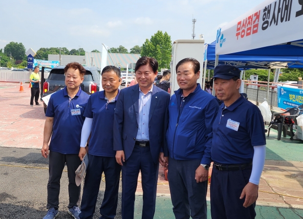 조용익 부천시장(가운데)과 자동차 무상 안전점검에 참여한 정비업대표자들이 기념촬영을 하고 있다
