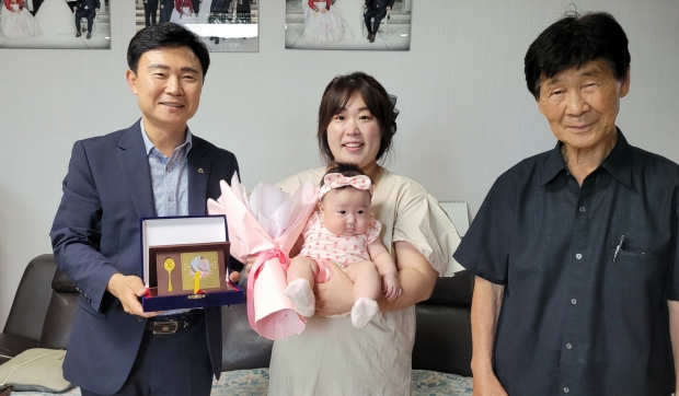 사진 왼쪽부터 최병조 면장, 정미선(아기엄마), 김찬형 사곡면발전협의회장