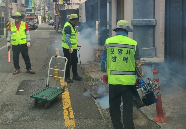 포항시는 장마철 감염병 예방을 위해 양학천 주변에서 방역소독을 실시하고 있다.