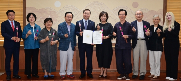 유정복 인천광역시장과, 부인 최은영 여사가 4일 시청 대접견실에서 2023 올해의 시ㆍ도지사 부부상을 수상하고 이주영 세계 부부의날 위원회 명예 대표 등 참석자들과 기념촬영을 하고 있다.