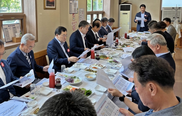 경주시가 10일 정오 ‘2025 APEC 경주유치 범시민추진위원회’와 지역의 한 식당에서 오찬 간담회를 갖고 상반기 주요 APEC 유치 추진상황과 향후 계획을 점검하고 있다.