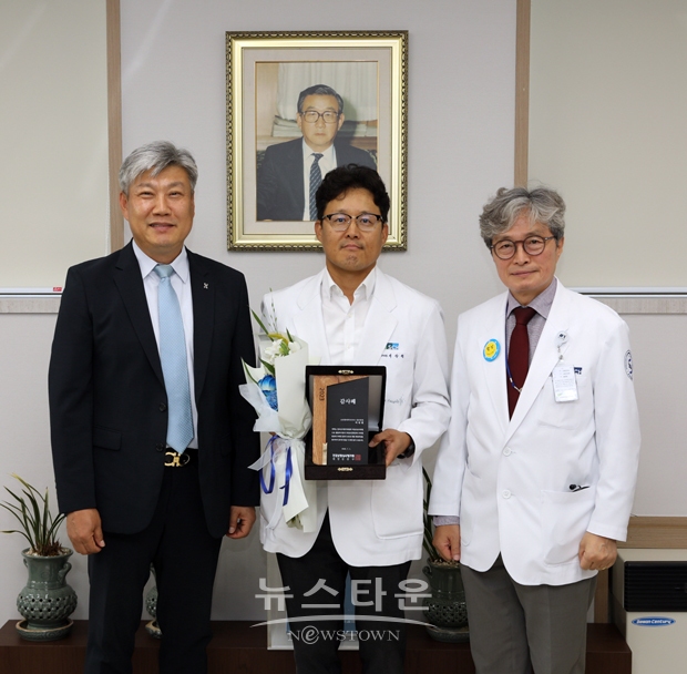 순천향대학교 천안병원 종양혈액내과 이상철 교수가 지난 7월 10일 건강보험심사평가원으로부터 감사패를 받았다. 사진）좌측부터 건강보험심사평가원 박한준 대전지원장, 이상철 교수, 박상흠 병원장