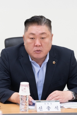 교육위원회 신충식 위원장<br>