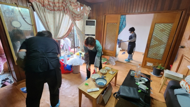 올 상반기 지역의 어느 한 가정을 방문해 주거환경개선 활동을 수행하는 행복더하기 사업을 진행하고 있다.