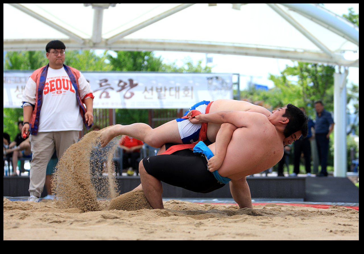 사진 원통중앙공원 특설무대에서 진행된 제33회 강원특별자치도지사기 생활체육 씨름왕 선발대회